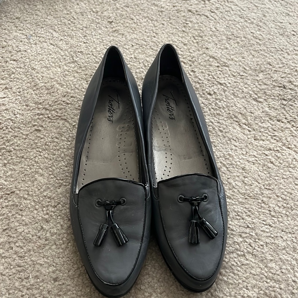Trotters gray loafers wit black trim. Size 10N